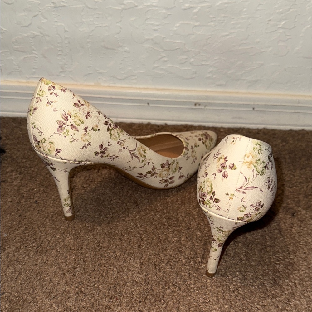 FIONI Clothing Cream Floral Heels - Picture 4 of 6